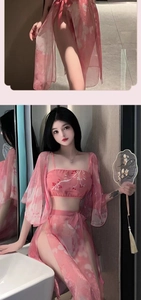 Ensemble de lingerie sexy rose à fleurs trois pièces avec jupe fendue et peignoir voilé