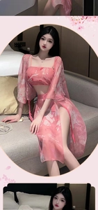 Détail de l'ensemble de pyjama rose en mesh transparent avec motif de fleurs de prunier