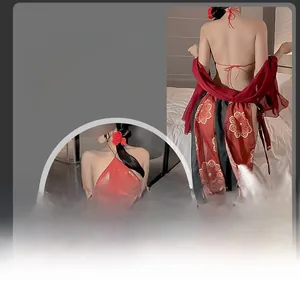 Detailansicht des rückenfreien Designs bei diesem roten Seiden-Dessous-Set