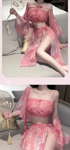 Détail de lingerie rose de style chinois avec imprimés floraux et nœuds
