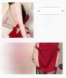 Dettaglio di lingerie in raso rosso con schiena scoperta e nappe tradizionali
