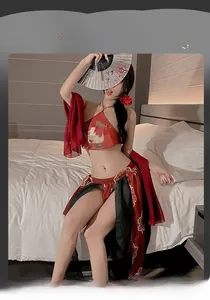 Detailansicht des roten chinesischen Dessous-Sets mit Neckholder-Top und Schlitzrock