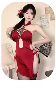 Ricamo dettagliato e design a intaglio su un set di lingerie sexy Qipao in rosso