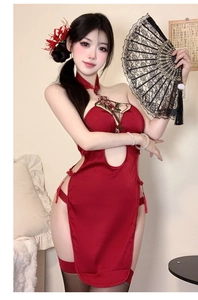 Dettaglio della lingerie cheongsam rossa con ricami floreali e apertura a goccia frontale