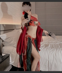 Detail eines rot-schwarzen Hanfu-Erotik-Sets mit exquisiter Drachenstickerei für Frauen
