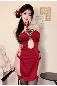 Dettaglio lingerie cheongsam rossa con ricami floreali e finitura in raso lucido