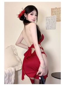 Dettaglio di lingerie in raso rosso con ricami in pizzo ed elegante schiena scoperta
