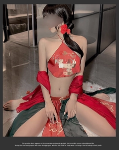 Detail eines roten Satin-Lingerie-Sets mit traditioneller chinesischer Blumenstickerei