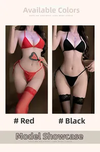 Détail d'un ensemble bikini en dentelle rouge et noir avec bas et accessoires assortis