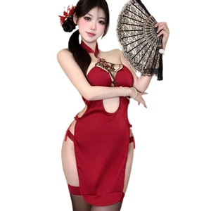 Intimo sexy stile cheongsam in raso rosso con ricamo floreale e spacchi laterali alti
