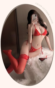 Ensemble lingerie rouge 3 pièces avec soutien-gorge licou, string à nouer et bas en dentelle