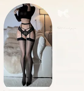 Détails de porte-jarretelles en dentelle noire et bas à motifs avec taille haute sexy