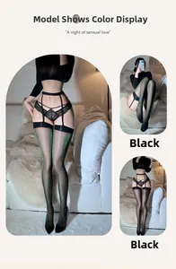 Détail d'un ensemble porte-jarretelles en dentelle noire et bas à paillettes vertes