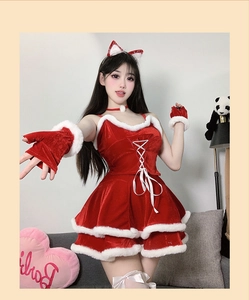 Λεπτομέρεια χριστουγεννιάτικης στολής cosplay από βελούδο με γούνα και στέκα με αυτιά γάτας