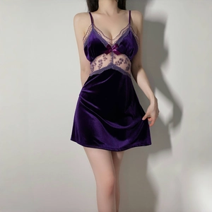 Nuisette en velours violet foncé avec bordure en dentelle et petit nœud pour femme