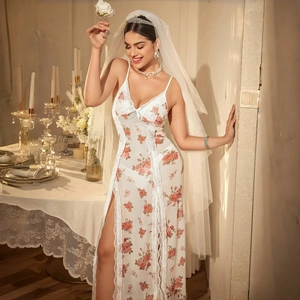 Détail de la nuisette blanche à fleurs en dentelle avec fente haute et maille fine