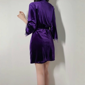 Peignoir en velours violet foncé avec dentelle élégante aux poignets et ceinture assortie
