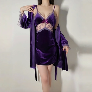 Ensemble de nuit luxueux en velours violet avec robe à bretelles en dentelle et peignoir
