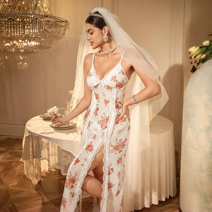Nuisette élégante en satin blanc à fleurs avec dentelle et fente haute