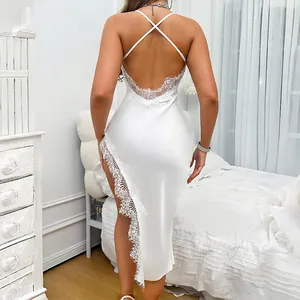 Nuisette élégante en satin blanc avec bretelles croisées et bordure en dentelle