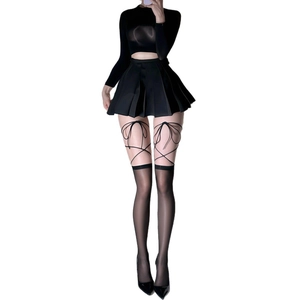 Haut court noir transparent avec mini-jupe plissée et bas autofixants à lacets et nœuds