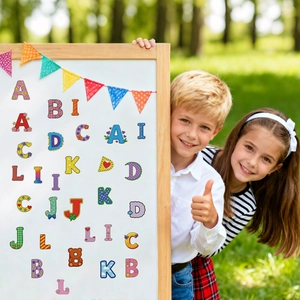 Bambini che giocano con adesivi colorati di lettere per scrapbooking e decorazioni fai-da-te