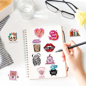 Autocollants roses pour amateurs de livres sur un carnet avec fleurs et lunettes