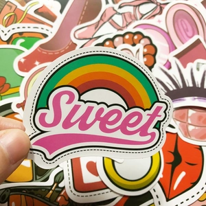 Détail d'un autocollant rose avec texte Sweet et arc-en-ciel pour décoration laptop