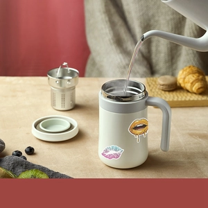 White stainless steel mug with lip pattern, handle, tea infuser and lid for breakfast