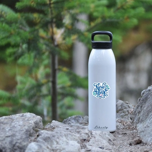 Gourde de sport blanche en acier inoxydable avec poignée noire et texte Never Alone