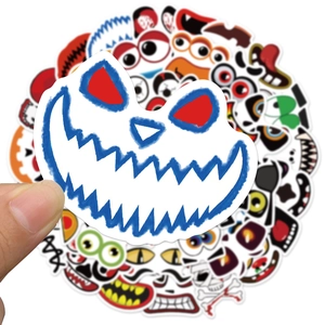 Détail d'un autocollant de monstre d'Halloween en PVC imperméable avec des dents en dents de scie