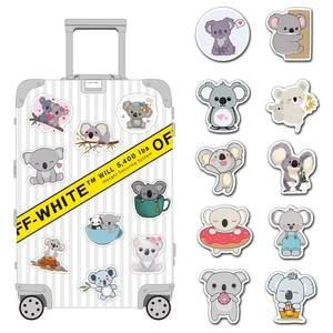 Détail d'autocollants koala mignons montrant diverses poses sur une valise blanche