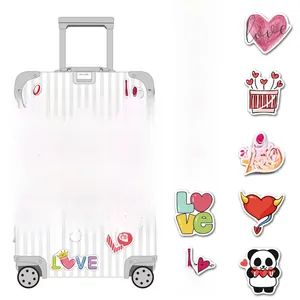 Détail d'autocollants cœur imperméables sur une valise grise pour la décoration