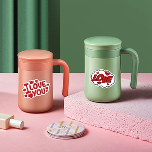 Détail des mugs isolés rose et vert avec motifs de cœur I LOVE YOU de style bande dessinée