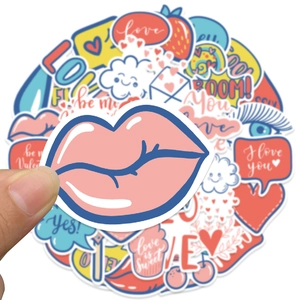 Gros plan d'autocollants cœur de dessin animé étanches pour la Saint-Valentin