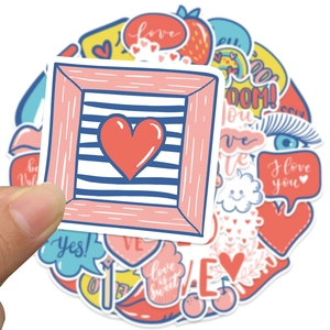 Gros plan sur des autocollants d'amour imperméables pour décoration de Saint-Valentin
