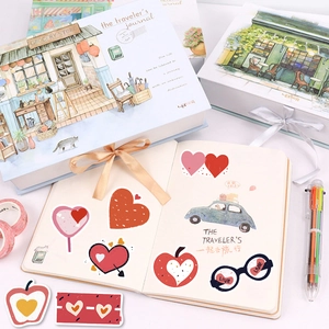 Gros plan du coffret cadeau journal de voyage avec autocollants et papeterie illustrée