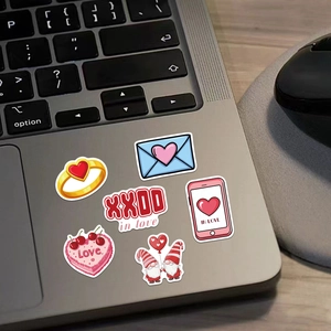 Détail d'autocollants imperméables de la Saint-Valentin avec thèmes d'amour sur PC
