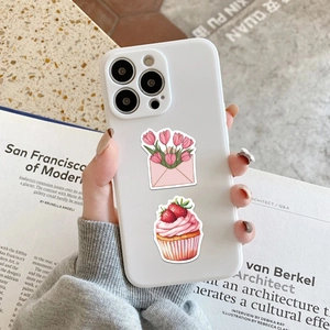 Détail d'une coque iPhone blanche avec motifs de tulipes roses et cupcake aux fraises