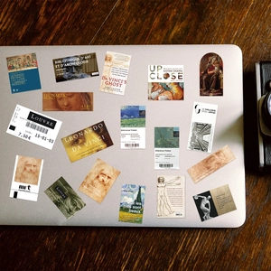50 Vintage Kunstaufkleber mit Da Vinci und Van Gogh Motiven auf einem Laptop-Gehäuse