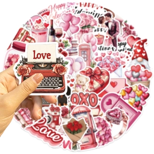 Gros plan de stickers de la Saint-Valentin avec machine à écrire et motifs de gnomes