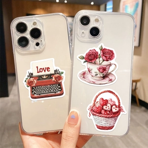 Détail d'autocollants machine à écrire vintage sur une coque iPhone transparente