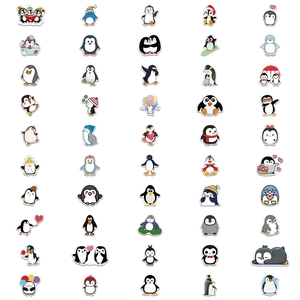 Mise à plat de plusieurs autocollants de pingouins mignons en diverses tenues de vacances