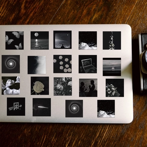 Autocollants esthétiques monochromes noir et blanc sur la surface d'un ordinateur portable