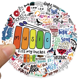 Primer plano de pegatinas de música impermeables con instrumentos y frases inspiradoras