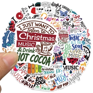 Primer plano de pegatinas impermeables de música y Navidad para portátiles y maletas