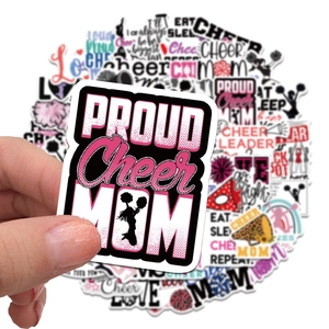 Gros plan d'autocollants en vinyle imperméables avec motif Proud Cheer Mom et dessins colorés