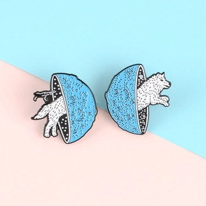 Pins créatifs en émail loup blanc sautant à travers une lune bleue en deux pièces uniques