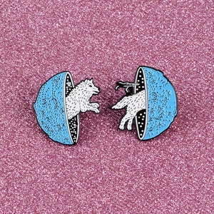 Set de broches émaillées loup blanc portail bleu sur fond rose pailleté chic