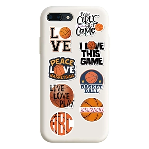 Dettaglio di adesivi da basket impermeabili su una custodia per cellulare bianco sporco